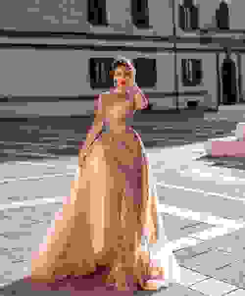 Нежнейшие бежевые платья: новинки платьев в стиле nude