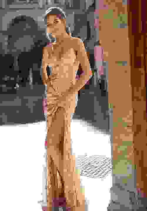 Нежнейшие бежевые платья: новинки платьев в стиле nude