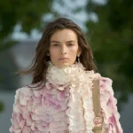 Жакет из розово-белых лепестков и объемный шарф-оборка, показ Dior весна-лето 2027