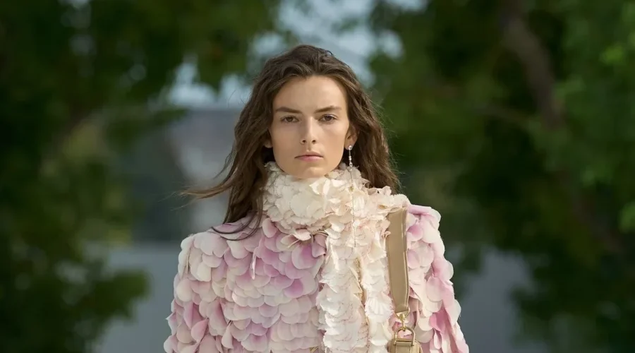 Жакет из розово-белых лепестков и объемный шарф-оборка, показ Dior весна-лето 2027