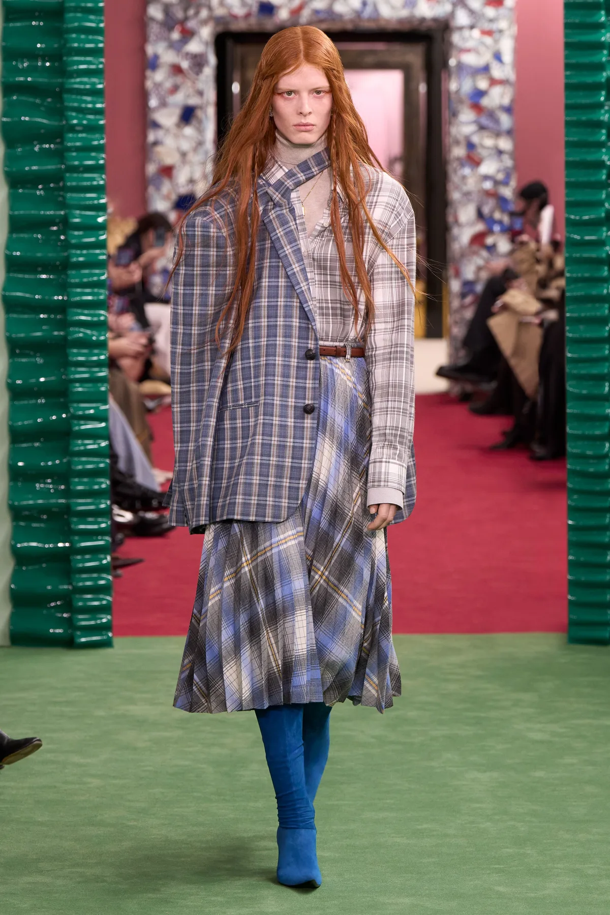 Модель в oversize-жакете в крупную сине-серую клетку с юбкой в тон на показе Acne Studios осень-зима 2026