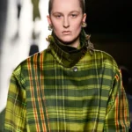Модель в зеленом клетчатом пальто с высоким воротником на показе Dries Van Noten осень-зима 2026