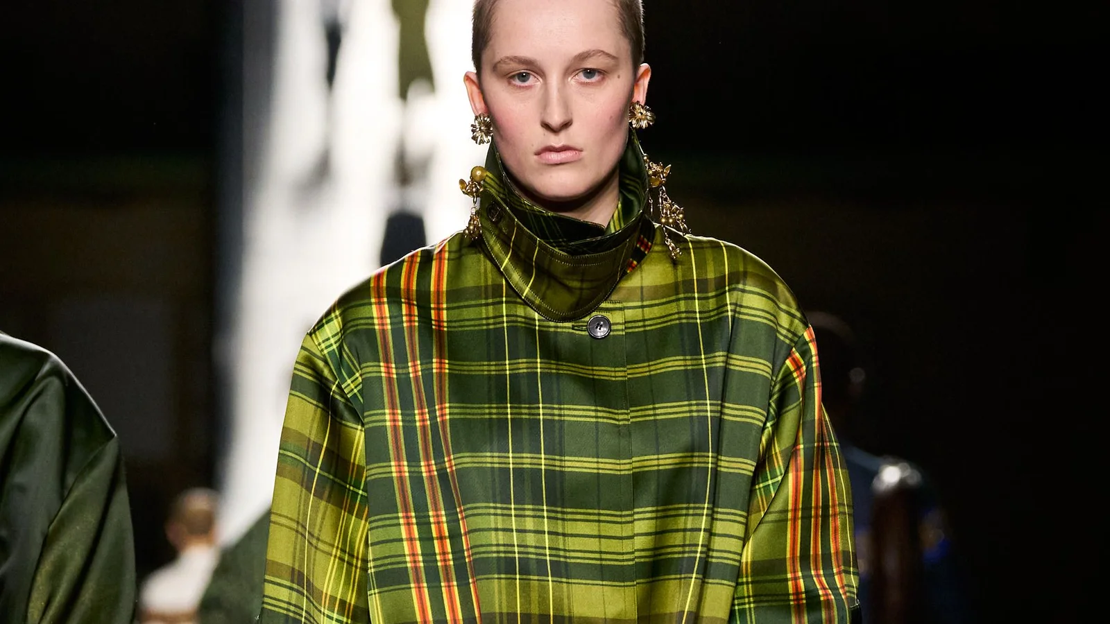 Модель в зеленом клетчатом пальто с высоким воротником на показе Dries Van Noten осень-зима 2026