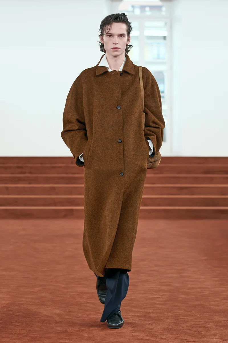 Длинное коричневое пальто с голубыми джинсами, Jil Sander осень-зима 2026-2027