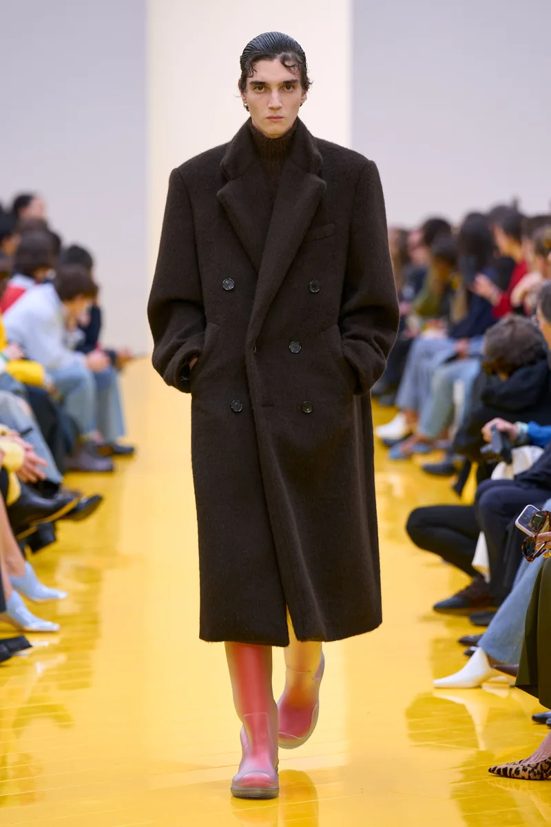 Длинное темно-коричневое двубортное пальто с розовыми сапогами, Loewe