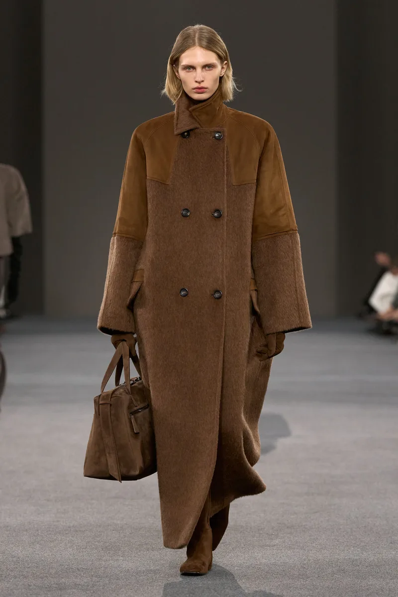 Двубортное шоколадное пальто из шерсти с сапогами, Max Mara осень-зима 2026-2027