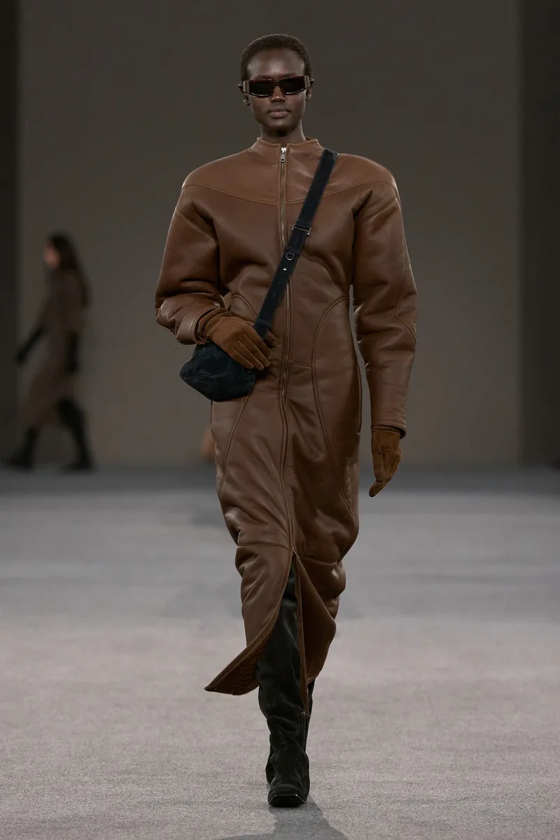 Коричневое кожаное пальто-платье с сумкой через плечо, Max Mara