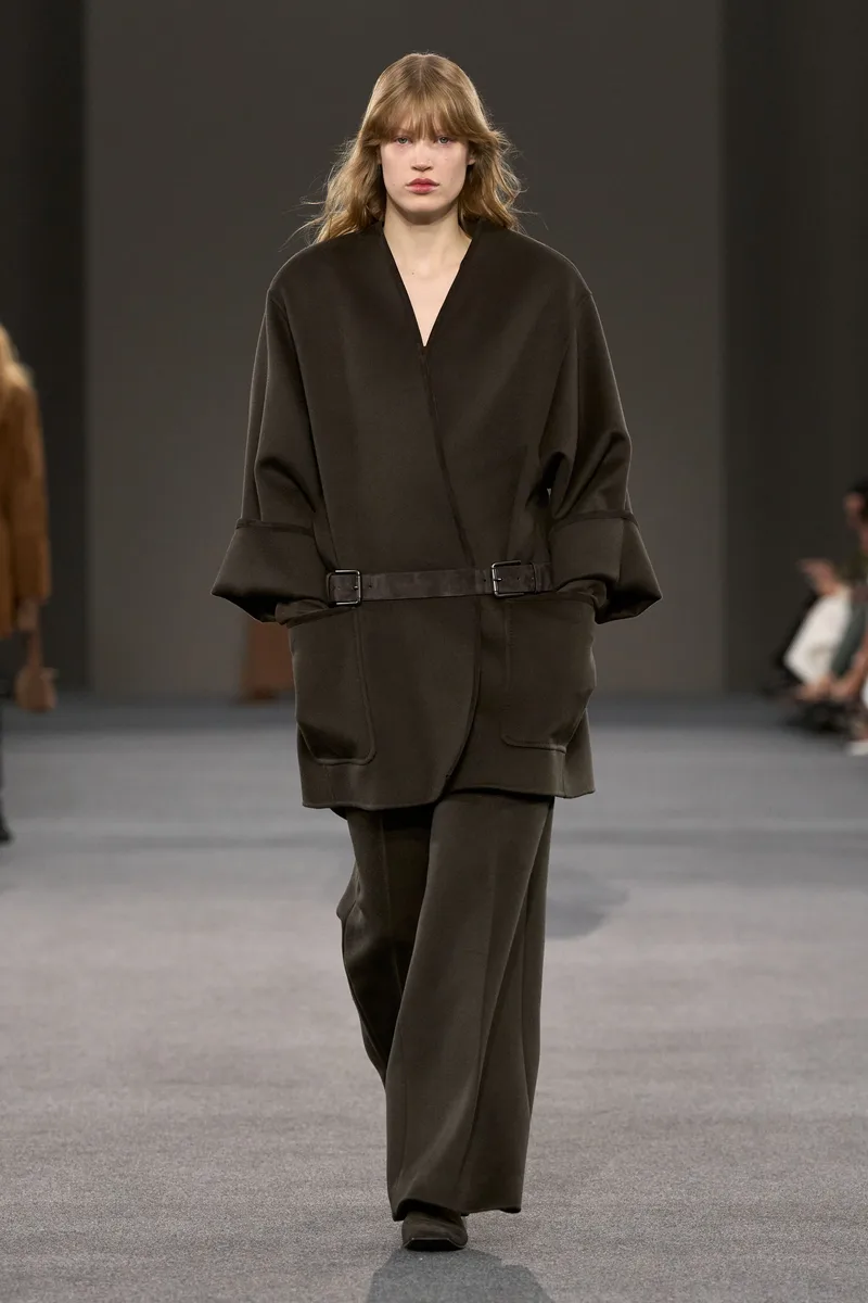 Темно-коричневое пальто с V-вырезом и поясом с широкими брюками в тон, Max Mara