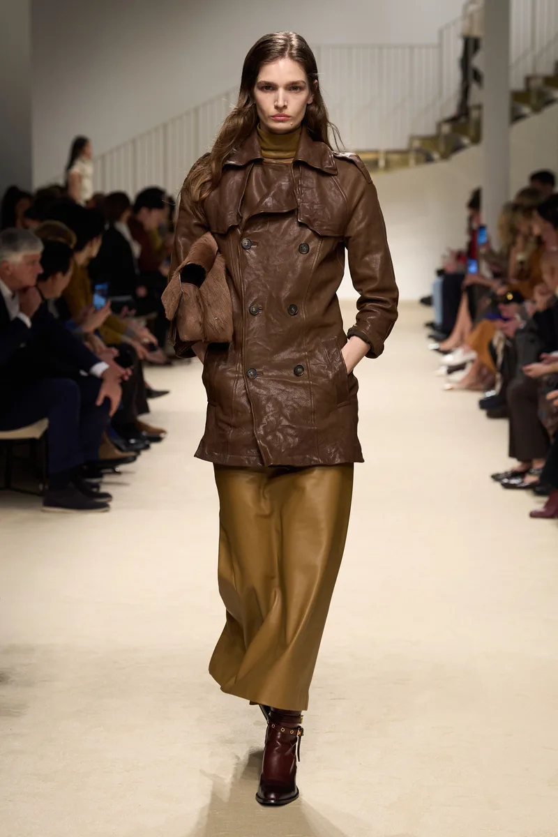 Короткое коричневое кожаное пальто с юбкой миди в тон, Tod's