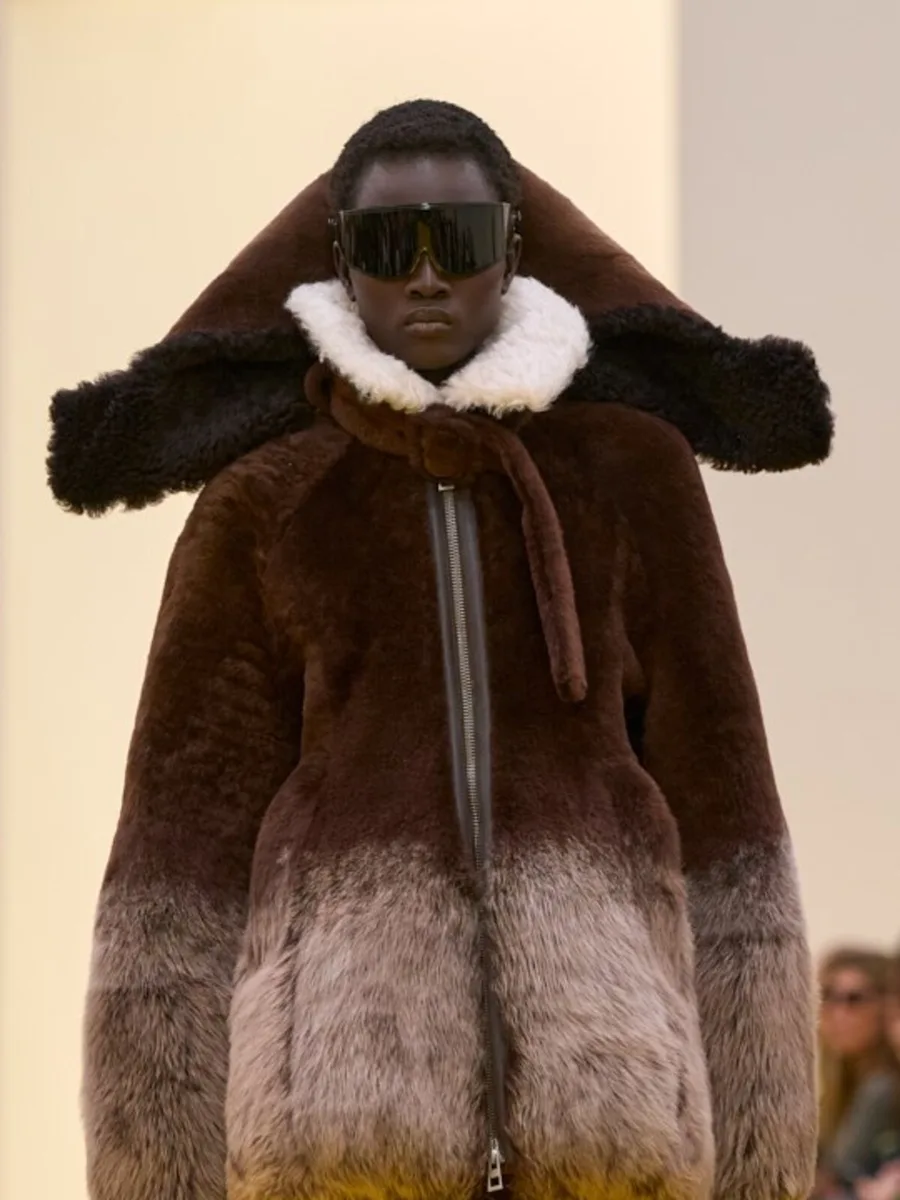 Длинная коричневая шуба с переходом в бежевый и огромным капюшоном, Loewe