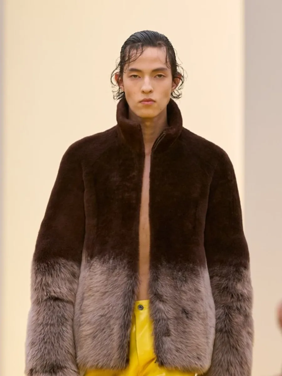 Короткая шоколадная меховая куртка с серо-бежевыми рукавами и низом, Loewe
