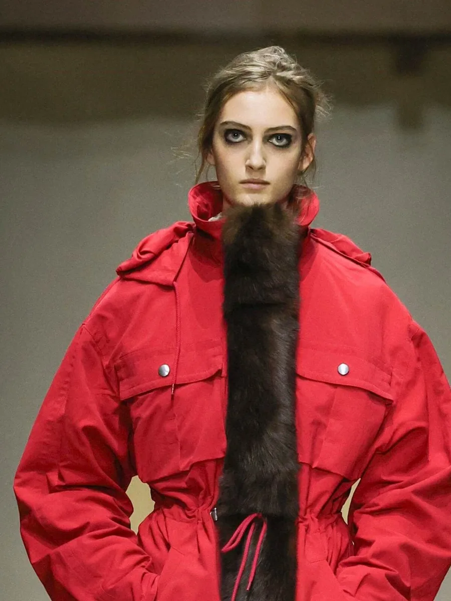Красная парка на кулиске с длинным меховым шарфом, Prada