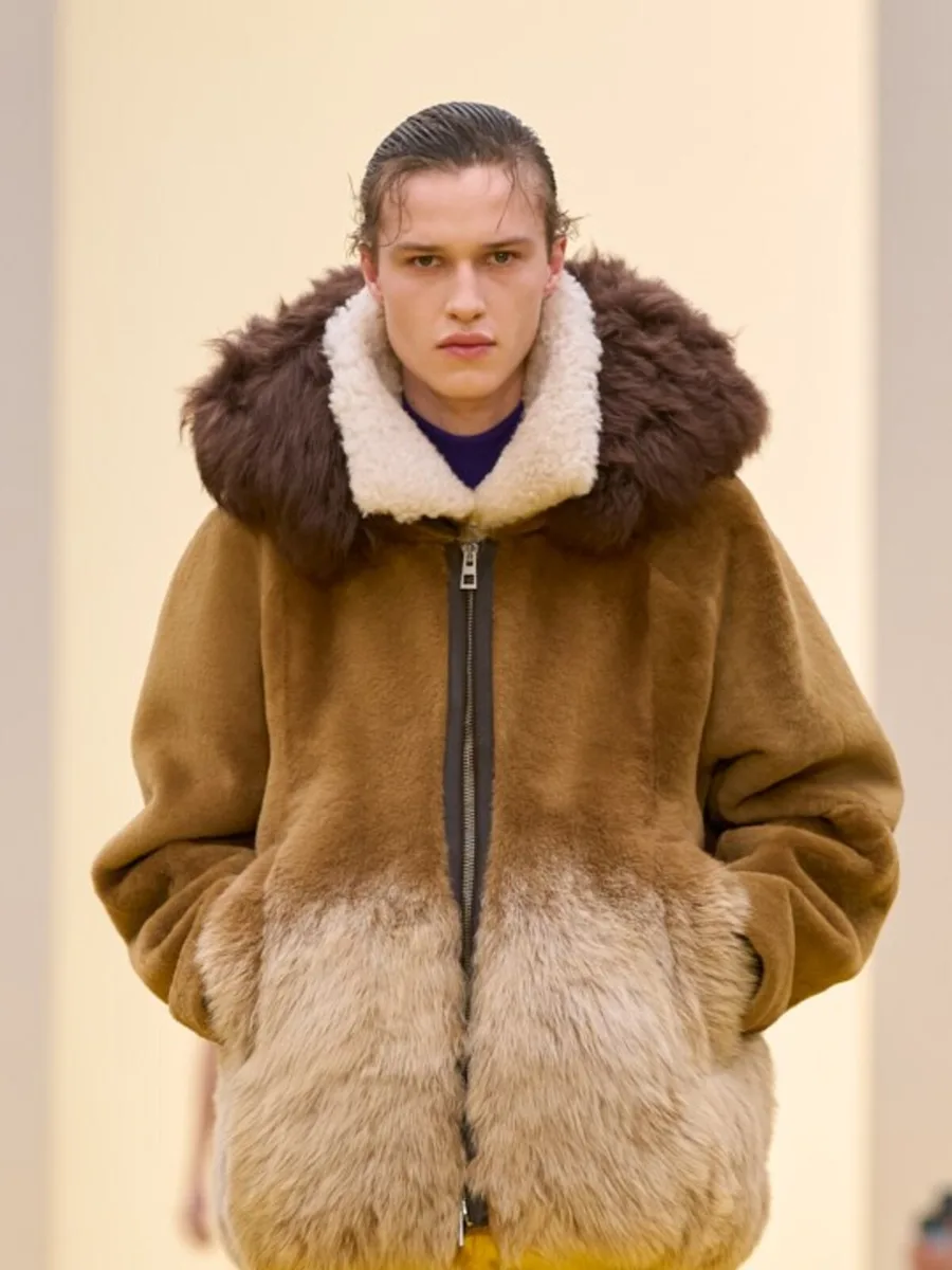 Коричневая меховая куртка с переходом в светлый низ и меховым капюшоном, Loewe