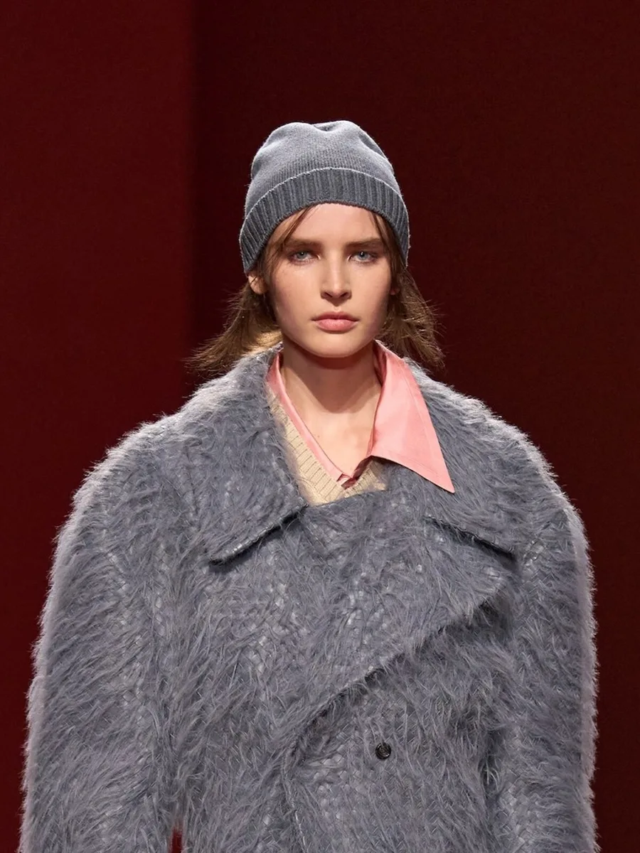 Серое пальто-тедди с длинным ворсом и широкими лацканами, Bottega Veneta
