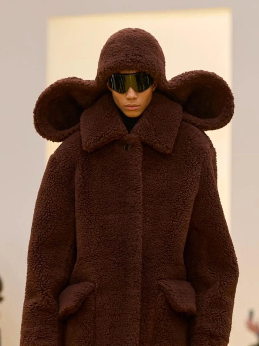 Шоколадная шуба-тедди с капюшоном с меховыми «ушками», Loewe