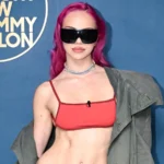 Певица Адела в красном топе-бра и солнцезащитных очках на шоу Джимми Фэллона