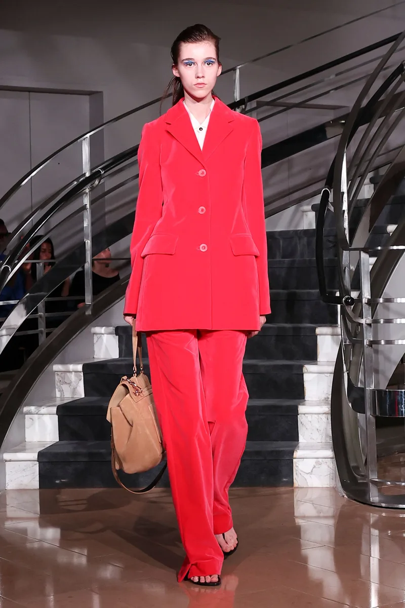 Красный брючный костюм с удлиненным жакетом и коричневой сумкой, Proenza Schouler
