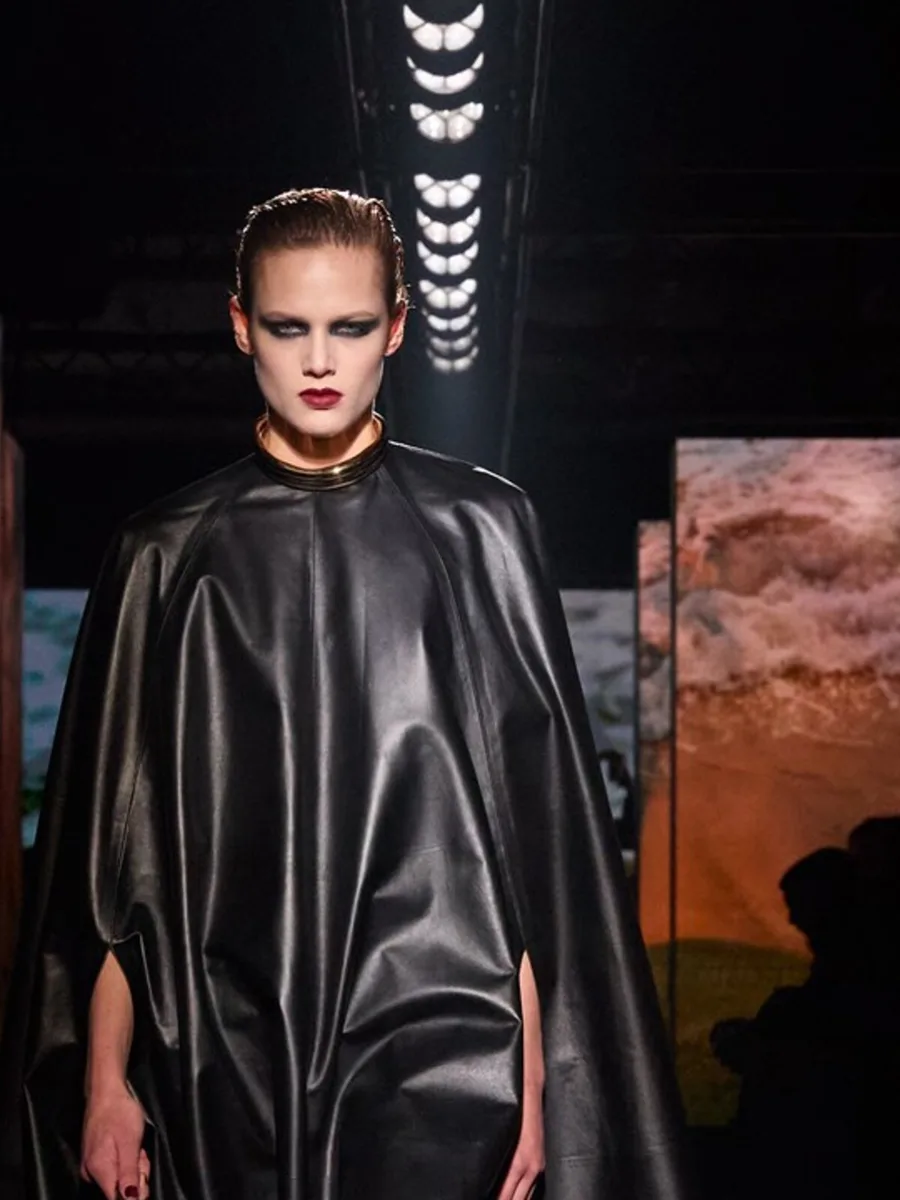 Черный кожаный кейп до колена, Balenciaga