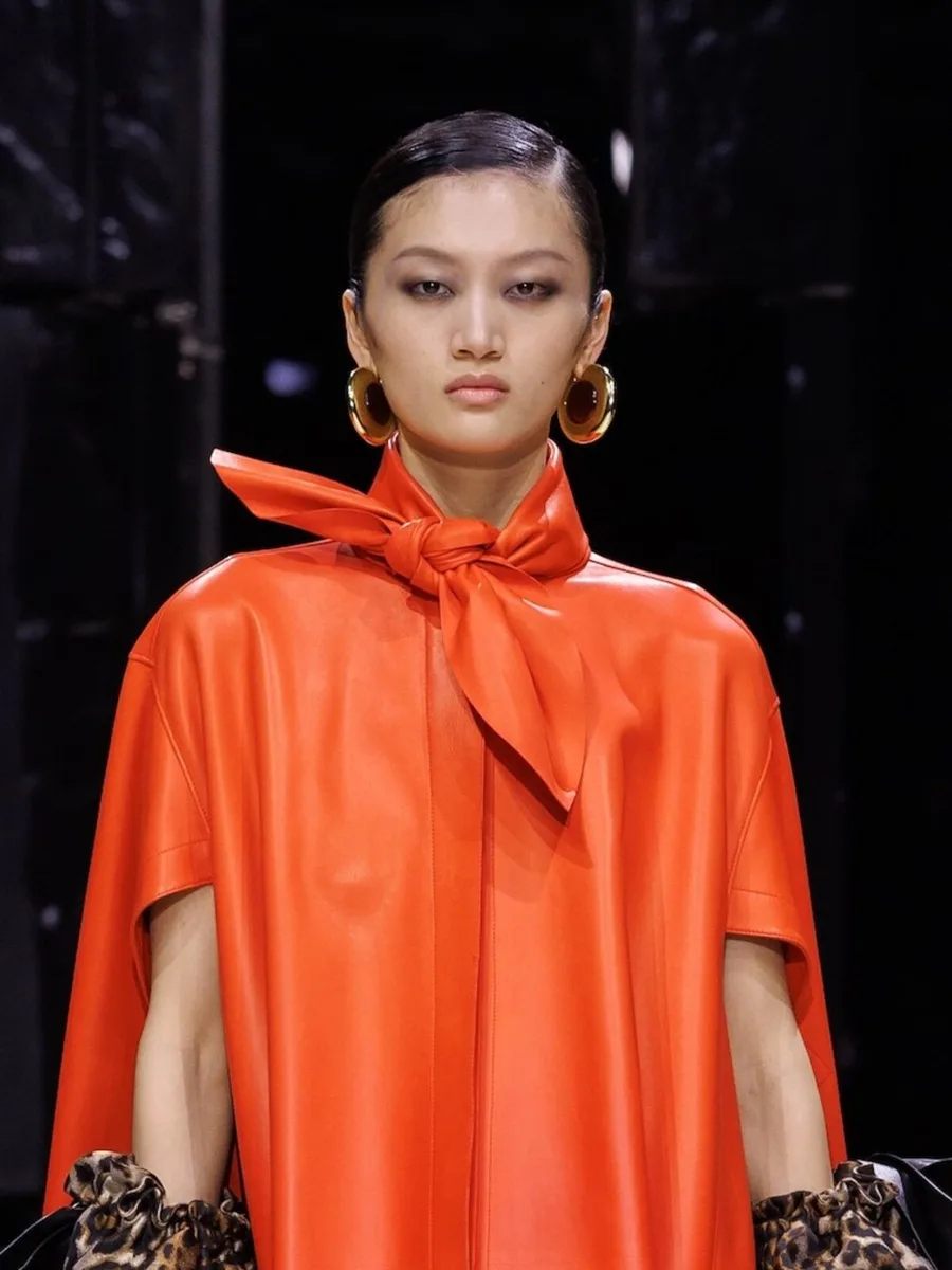 Оранжевая кожаная накидка с бантом на шее, Givenchy