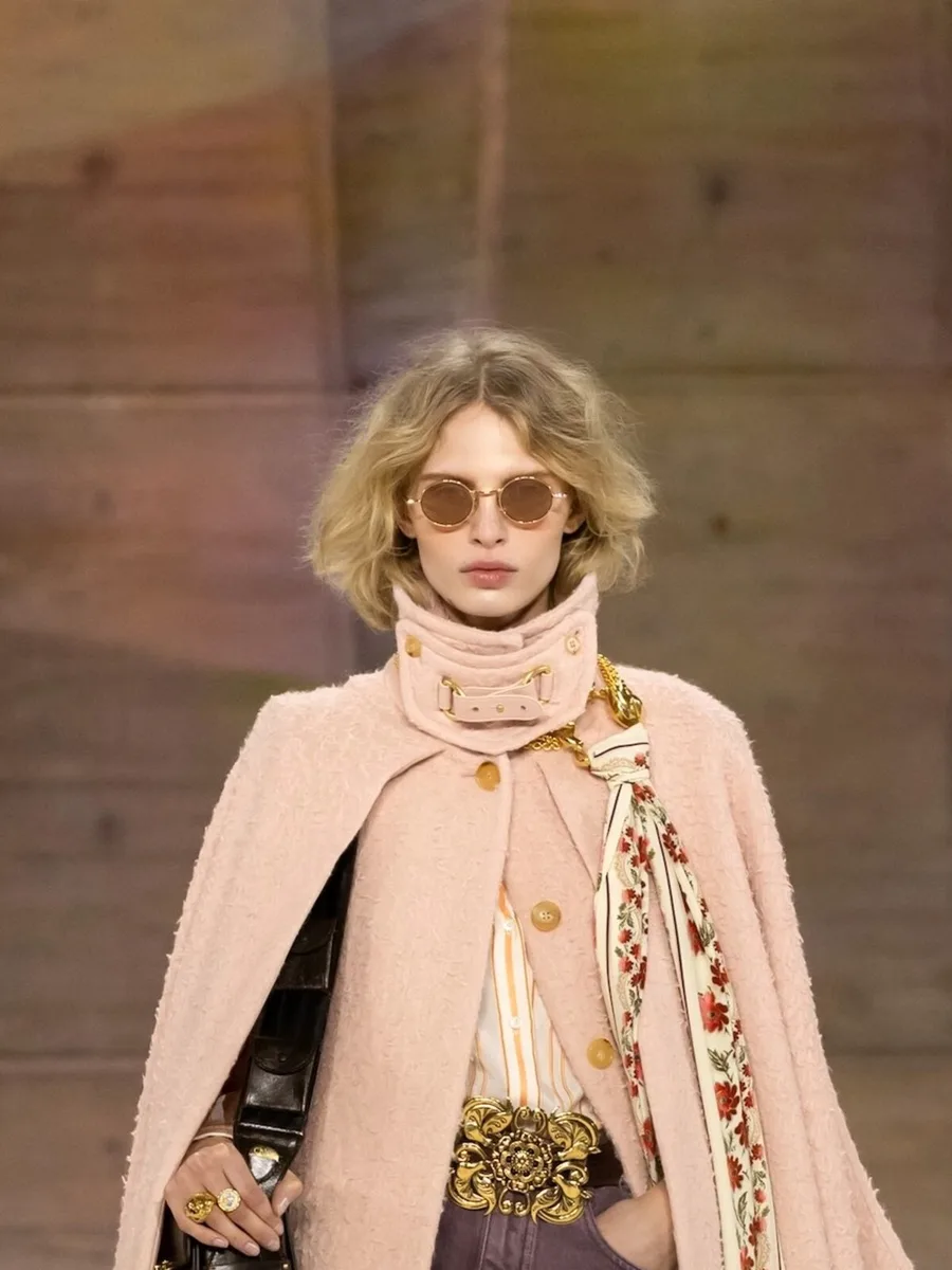 Розовое пальто-кейп с высоким воротником и шарфом, Chloé