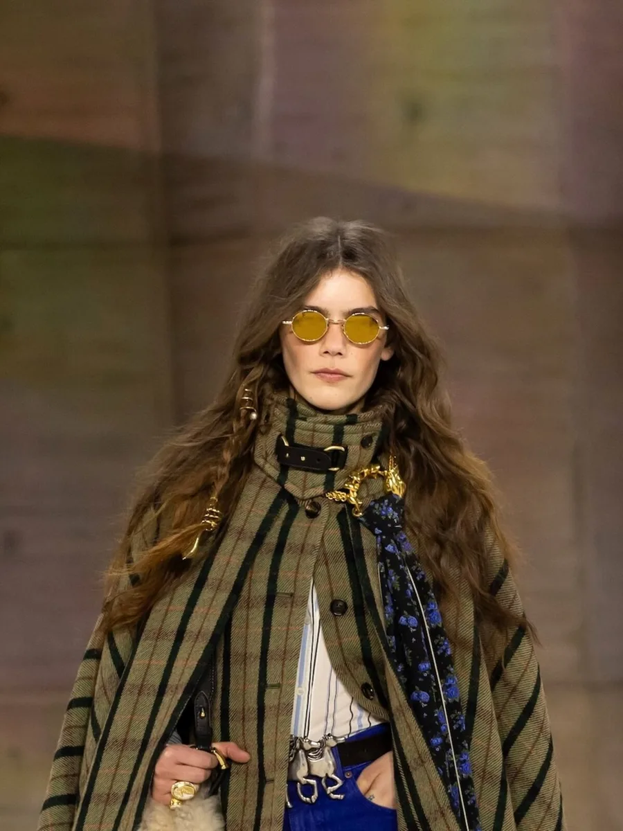 Клетчатая накидка оливкового цвета поверх пальто, Chloé
