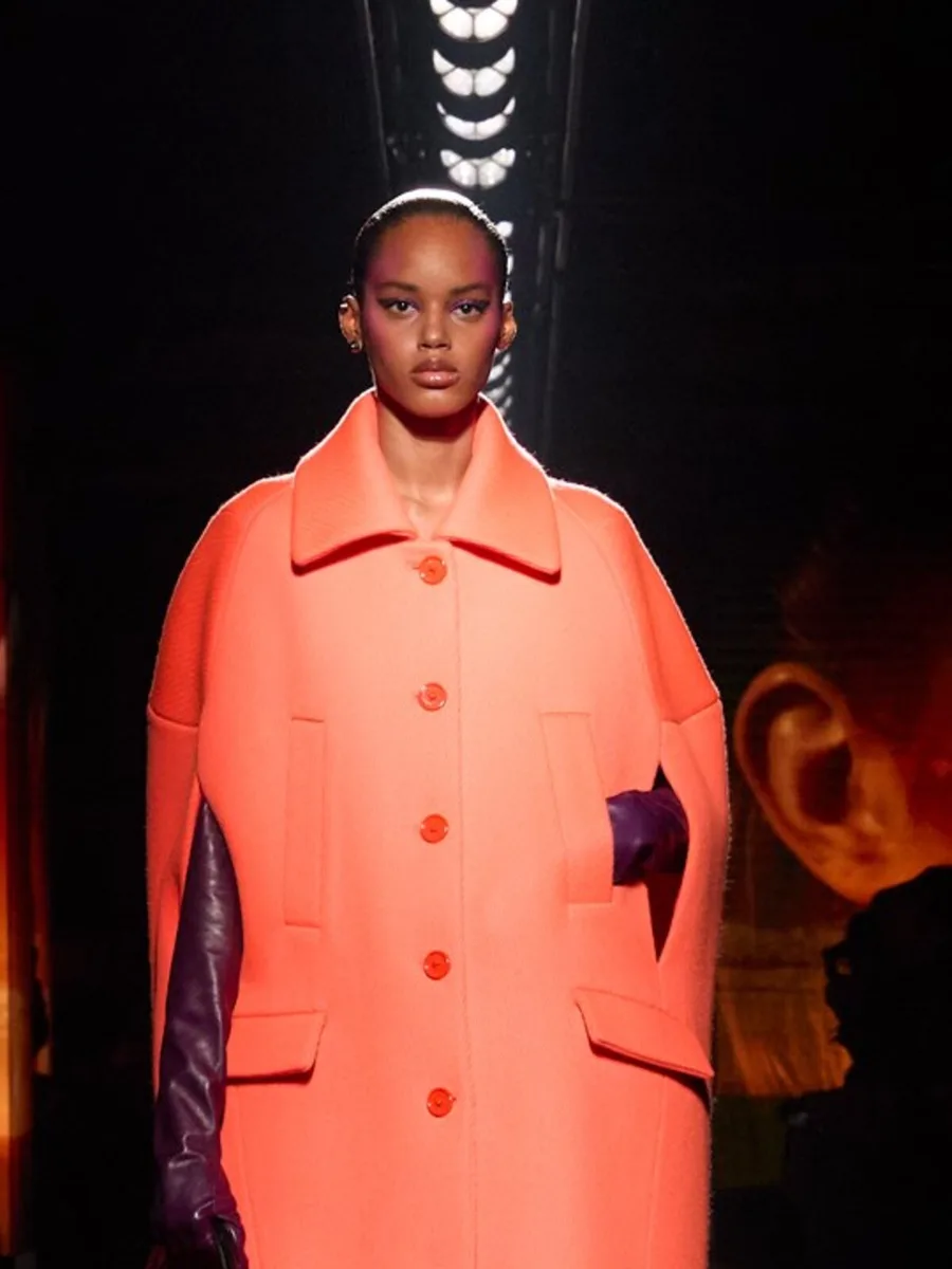 Коралловое пальто прямого кроя с большим воротником, Balenciaga