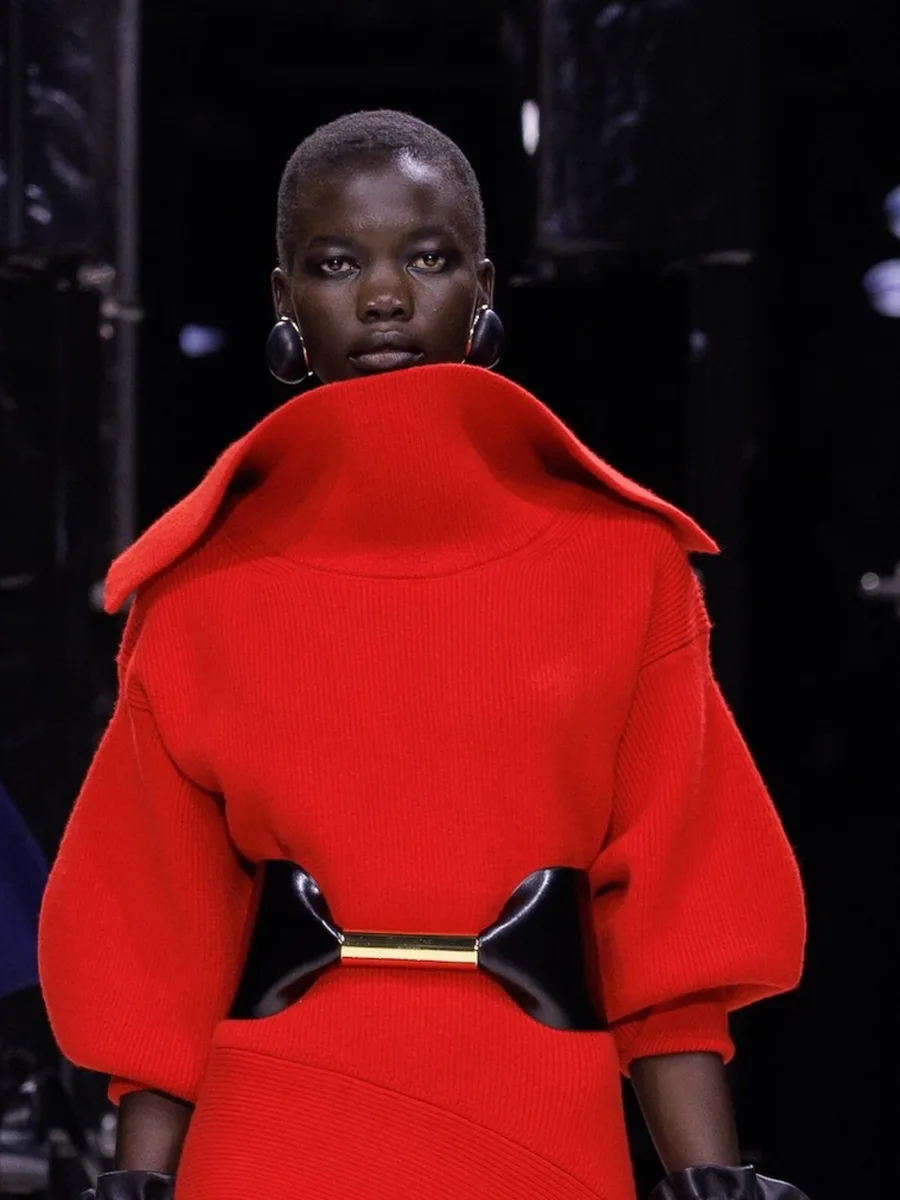 Красное пальто с объемными рукавами и широким поясом, Givenchy