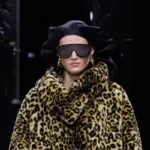 Леопардовая шуба оверсайз и черный берет на показе Givenchy осень-зима 2026-2027