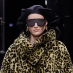 Леопардовая шуба оверсайз и черный берет на показе Givenchy осень-зима 2026-2027
