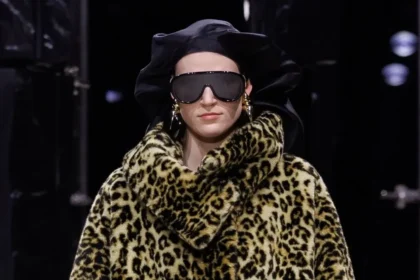 Леопардовая шуба оверсайз и черный берет на показе Givenchy осень-зима 2026-2027