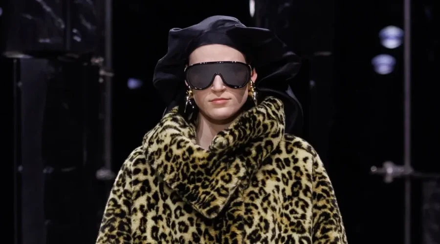 Леопардовая шуба оверсайз и черный берет на показе Givenchy осень-зима 2026-2027