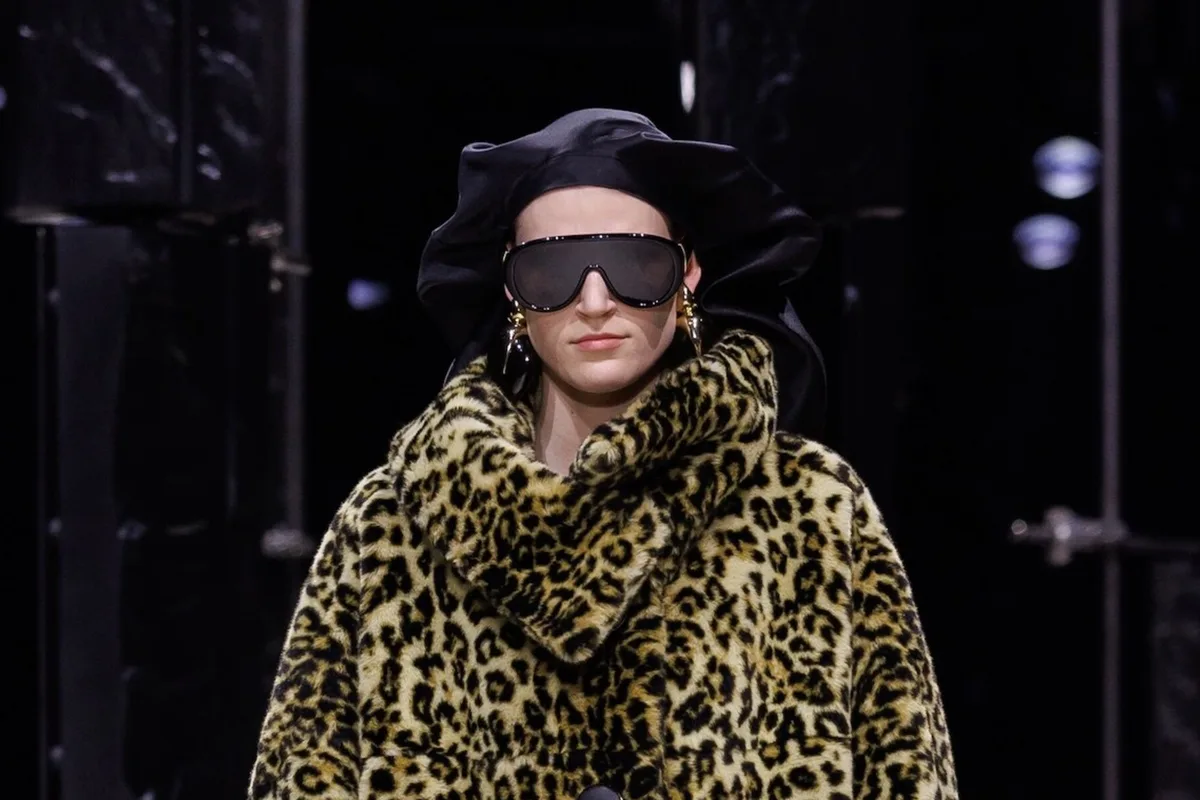 Леопардовая шуба оверсайз и черный берет на показе Givenchy осень-зима 2026-2027