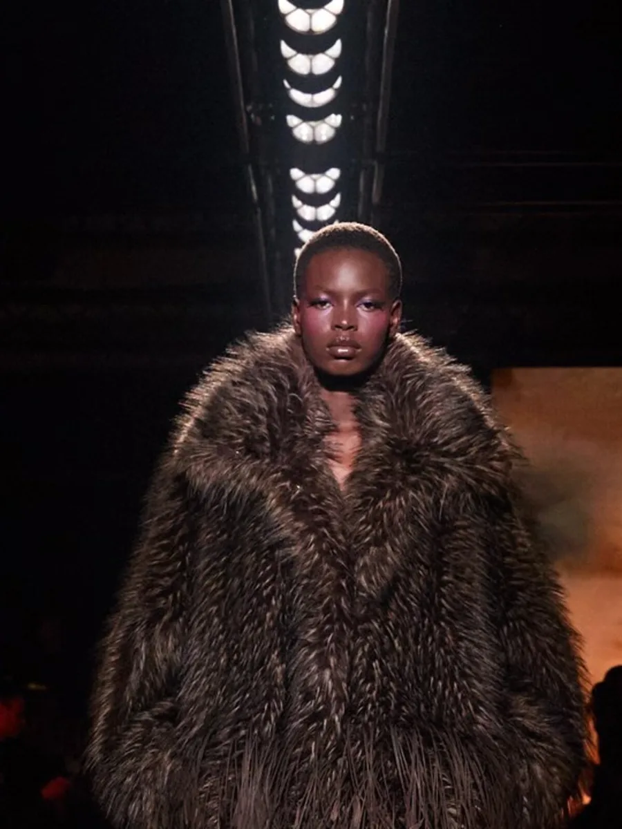 Объемная коричневая шуба с длинным ворсом, Balenciaga