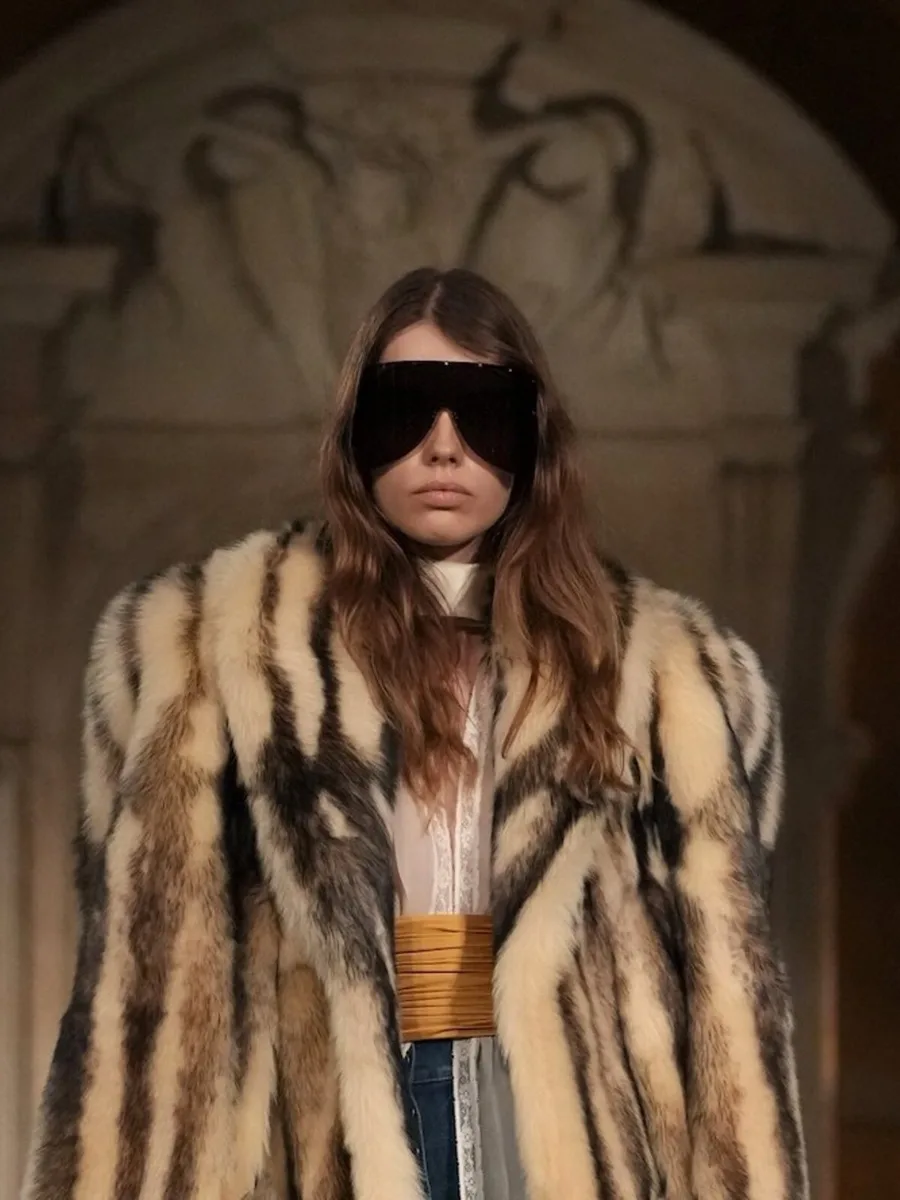 Длинная шуба в полоску из меха с бежевыми и темными полосами, Valentino