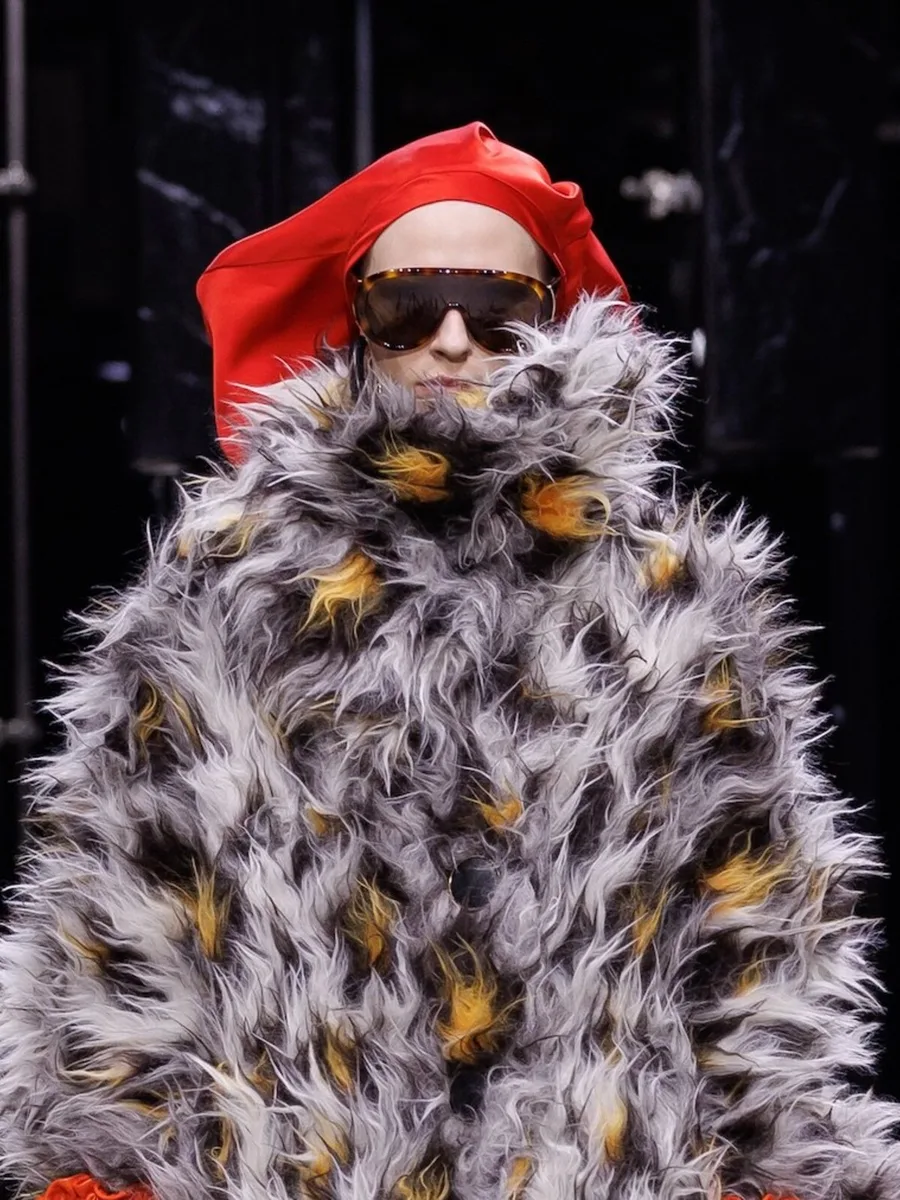 Серая лохматая шуба с желтыми и черными пятнами и красный берет, Givenchy