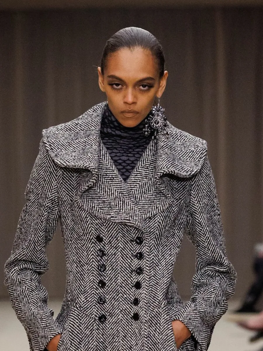 Серое пальто в елочку с частыми пуговицами, McQueen