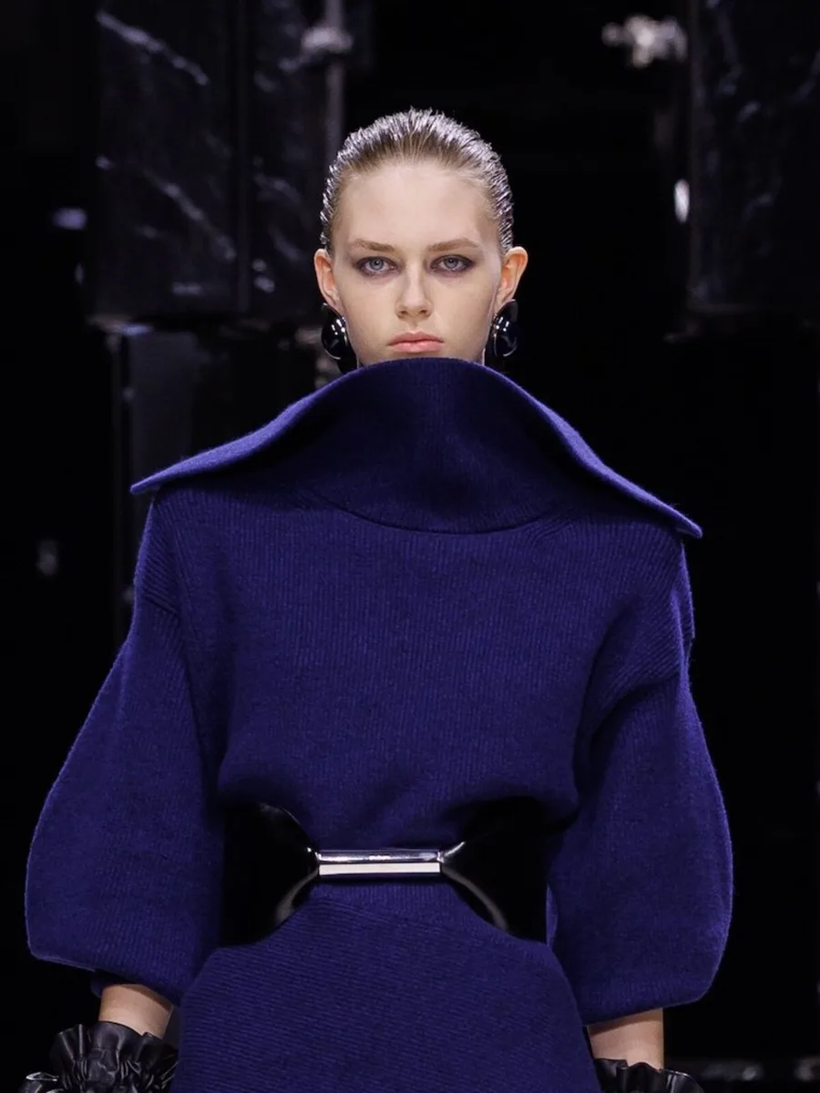 Темно-синее пальто с огромным воротником и поясом, Givenchy