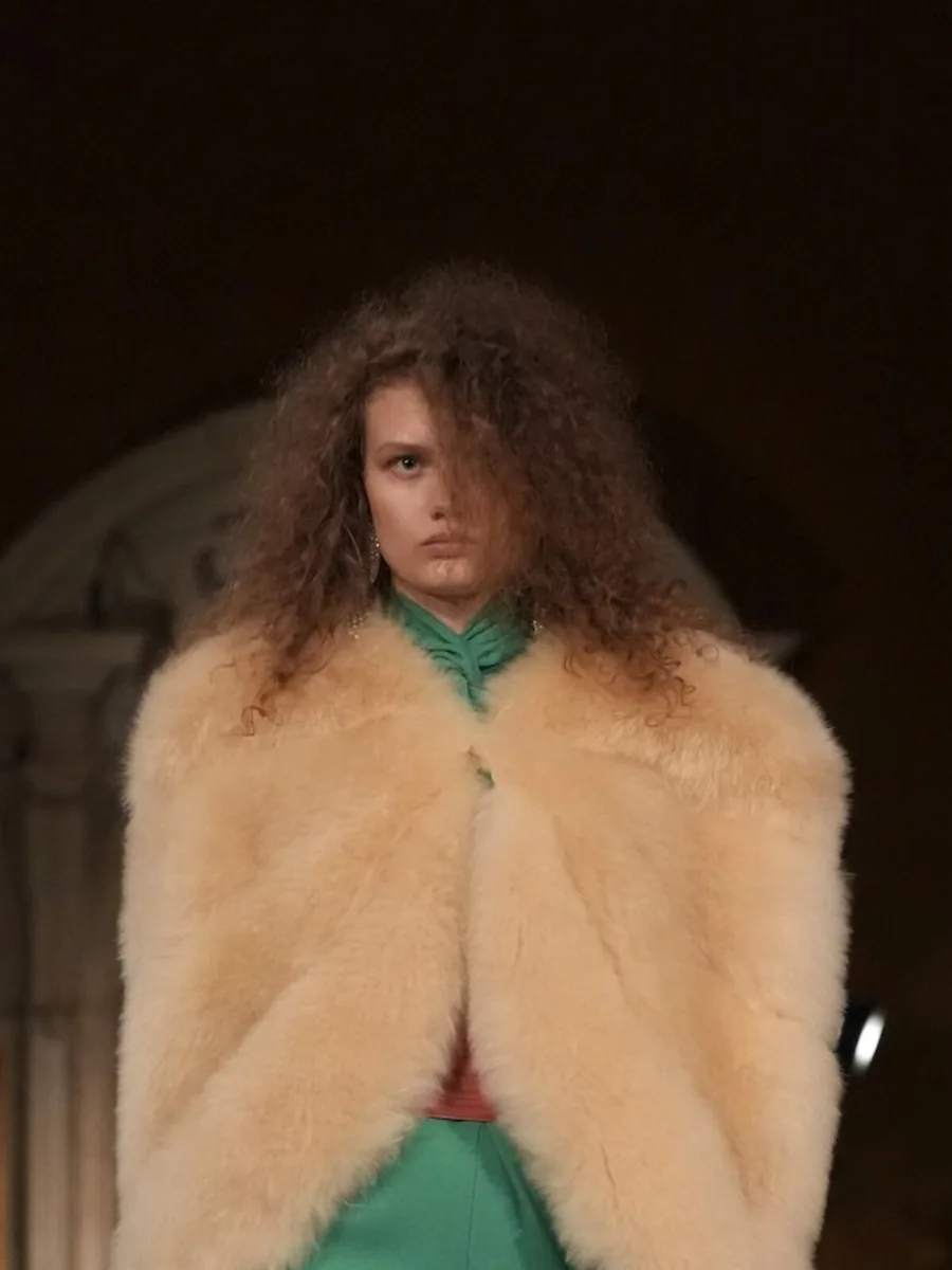 Короткая шуба песочного цвета поверх зеленого платья, Valentino