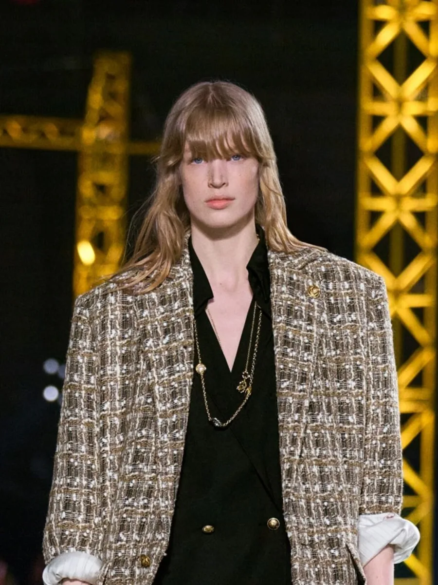 Пальто из твида в клетку с подвернутыми рукавами, Chanel