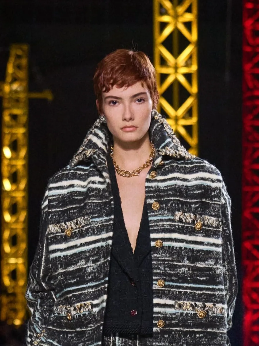 Полосатое твидовое пальто с золотыми пуговицами, Chanel