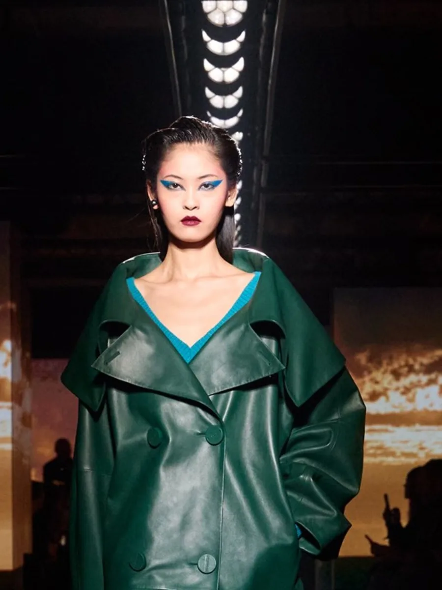 Изумрудное кожаное пальто с широкими лацканами, Balenciaga