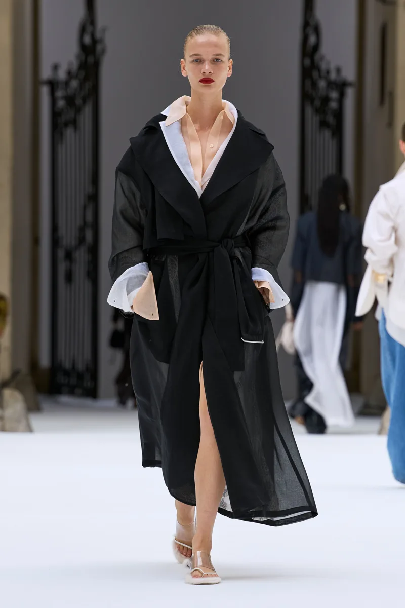 Прозрачное черное платье-пальто с поясом поверх белых брюк, Sportmax весна-лето 2027