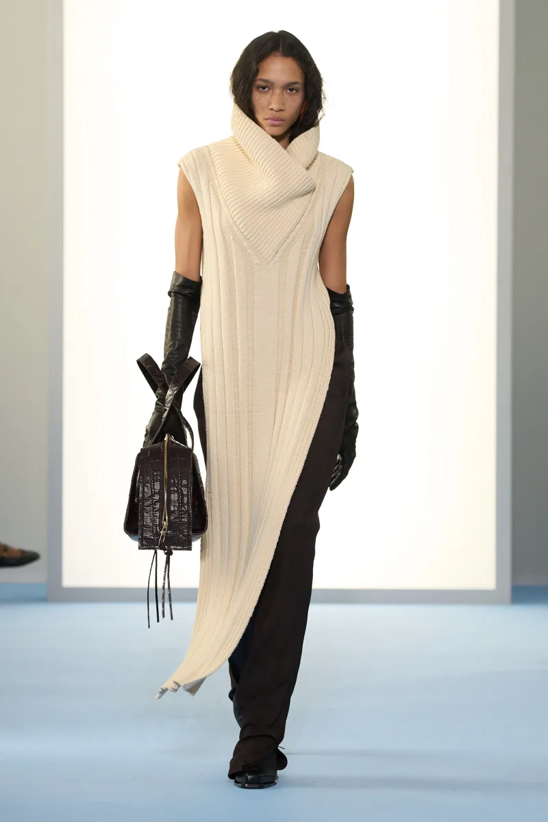 Длинная кремовая асимметричная туника поверх черных брюк, Sportmax осень-зима 2026/27