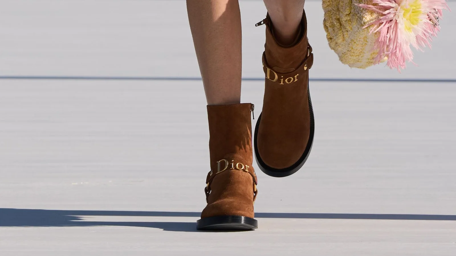 Замшевые ботинки рыжего цвета с ремешком и пряжкой с логотипом Dior на показе осень-зима 2026