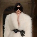 Белая длинная шуба с черным бантом на поясе, Valentino осень-зима 2026-2027