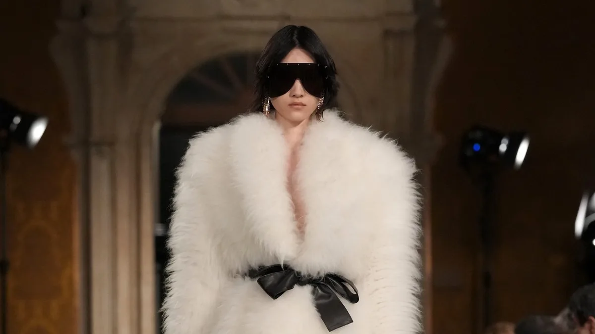 Белая длинная шуба с черным бантом на поясе, Valentino осень-зима 2026-2027
