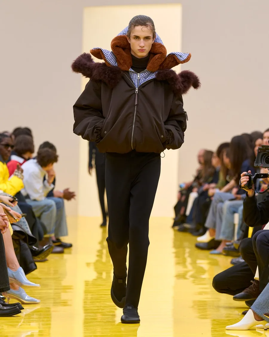 Коричневый бомбер с объемным меховым воротником и черные брюки, Loewe осень-зима 2026-2027