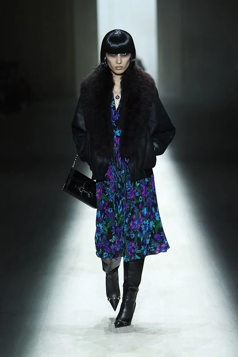 Черная меховая куртка с платьем в синие цветы и сапогами, Gucci осень-зима 2026-2027
