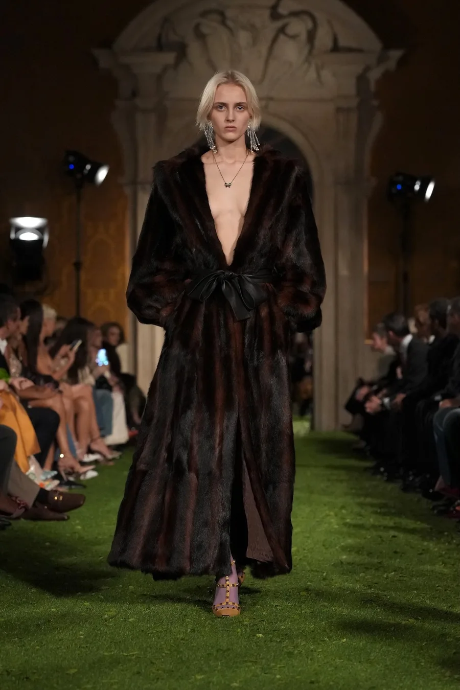Длинная темно-коричневая шуба с поясом на голое тело, Valentino осень-зима 2026-2027