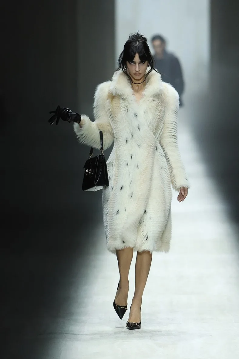Кремовая длинная шуба с черными перчатками и сумкой, Gucci осень-зима 2026-2027